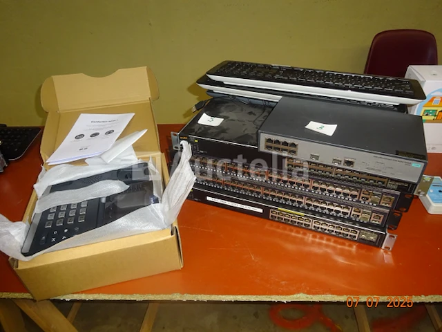 1 set rj45 patchracks met 6, 24 en 48 poorten, diverse merken aruba, d-link-netasou250, 1 nieuw yealink telefoontoestel in de originele verpakking, 3 keypads - afbeelding 2 van  4