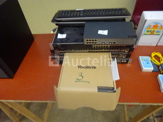 1 set rj45 patchracks met 6, 24 en 48 poorten, diverse merken aruba, d-link-netasou250, 1 nieuw yealink telefoontoestel in de originele verpakking, 3 keypads - afbeelding 3 van  4