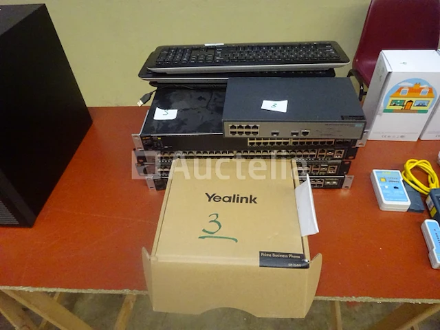 1 set rj45 patchracks met 6, 24 en 48 poorten, diverse merken aruba, d-link-netasou250, 1 nieuw yealink telefoontoestel in de originele verpakking, 3 keypads - afbeelding 4 van  4