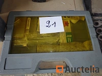 1 set sleutels, 1 kleine lamp op accu zaklamp van merk minolki, 1 bouwvuurtoren van merk lumx, 1 pvc doos met spijkers verschillend - afbeelding 1 van  3