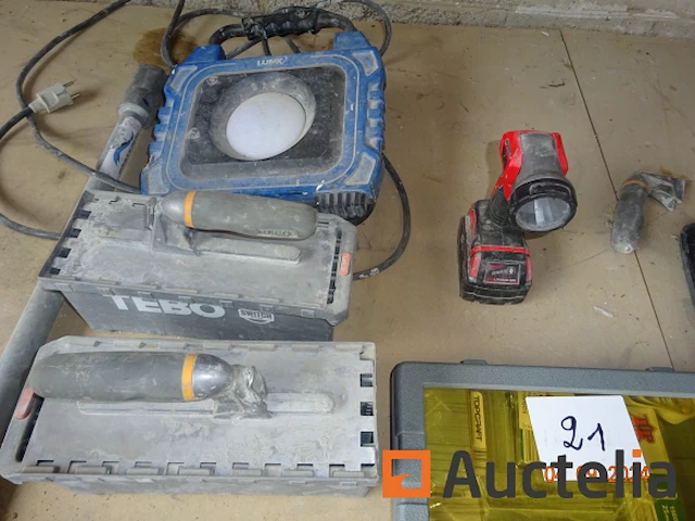 1 set sleutels, 1 kleine lamp op accu zaklamp van merk minolki, 1 bouwvuurtoren van merk lumx, 1 pvc doos met spijkers verschillend - afbeelding 3 van  3