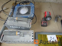 1 set sleutels, 1 kleine lamp op accu zaklamp van merk minolki, 1 bouwvuurtoren van merk lumx, 1 pvc doos met spijkers verschillend - afbeelding 3 van  3
