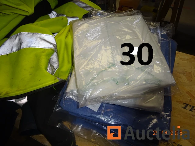 1 set t-shirts en kleding met de naam van het failliete bedrijf - afbeelding 2 van  2
