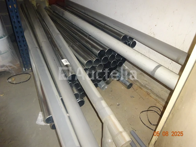 1 set van +/- 60 regenpijpen, pvc ellebogen - afbeelding 2 van  6