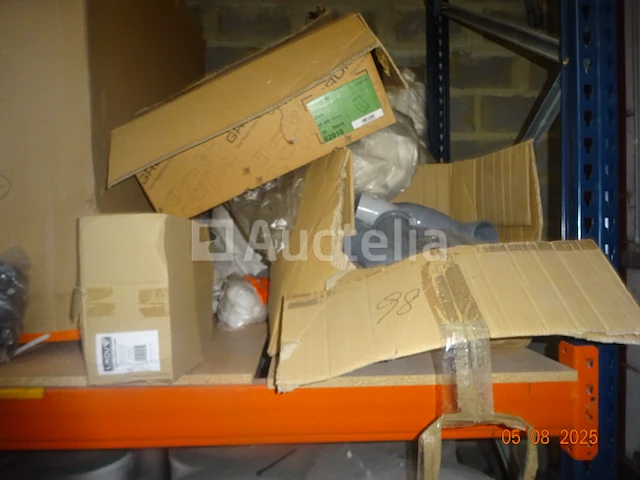 1 set van +/- 60 regenpijpen, pvc ellebogen - afbeelding 6 van  6