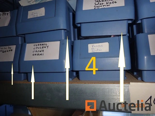 1 set van 3 metaal rekken waarvan een belangrijk voorraad reserve stukken voor storm horloge, 2 rekken ikea stijl houten op wielen remolies van storm stukken - afbeelding 3 van  11