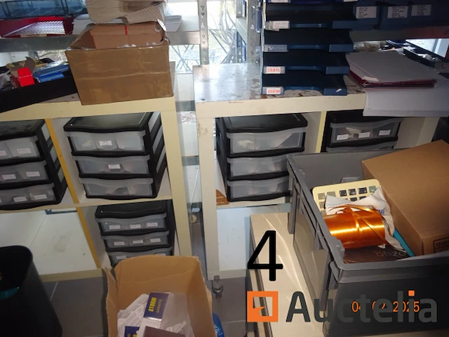1 set van 3 metaal rekken waarvan een belangrijk voorraad reserve stukken voor storm horloge, 2 rekken ikea stijl houten op wielen remolies van storm stukken - afbeelding 4 van  11