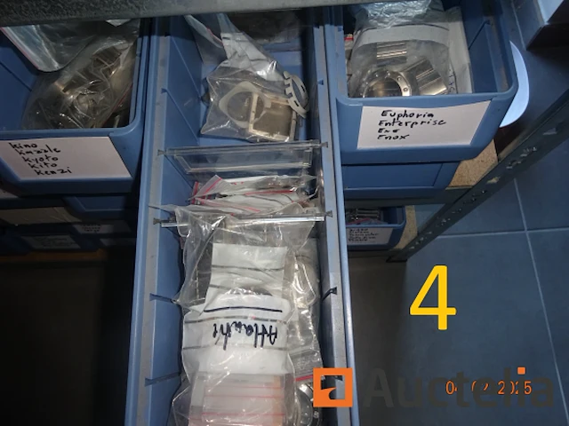 1 set van 3 metaal rekken waarvan een belangrijk voorraad reserve stukken voor storm horloge, 2 rekken ikea stijl houten op wielen remolies van storm stukken - afbeelding 5 van  11