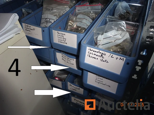 1 set van 3 metaal rekken waarvan een belangrijk voorraad reserve stukken voor storm horloge, 2 rekken ikea stijl houten op wielen remolies van storm stukken - afbeelding 6 van  11