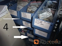 1 set van 3 metaal rekken waarvan een belangrijk voorraad reserve stukken voor storm horloge, 2 rekken ikea stijl houten op wielen remolies van storm stukken - afbeelding 6 van  11