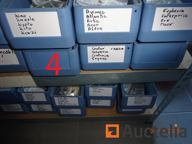 1 set van 3 metaal rekken waarvan een belangrijk voorraad reserve stukken voor storm horloge, 2 rekken ikea stijl houten op wielen remolies van storm stukken - afbeelding 7 van  11