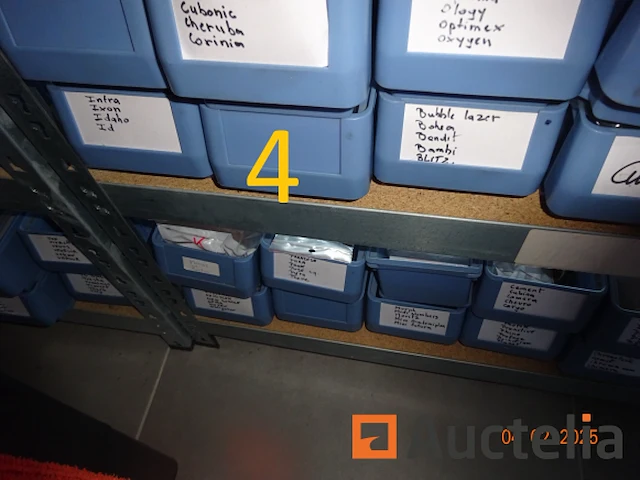 1 set van 3 metaal rekken waarvan een belangrijk voorraad reserve stukken voor storm horloge, 2 rekken ikea stijl houten op wielen remolies van storm stukken - afbeelding 9 van  11