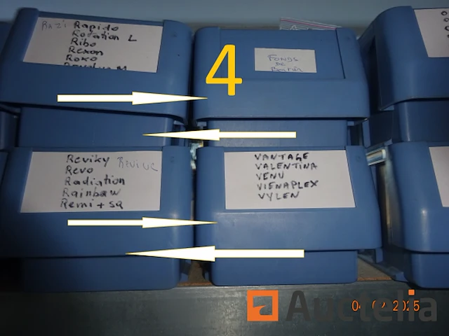 1 set van 3 metaal rekken waarvan een belangrijk voorraad reserve stukken voor storm horloge, 2 rekken ikea stijl houten op wielen remolies van storm stukken - afbeelding 11 van  11