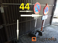 1 set van 3 parkeerbordbeugels, 1 set van 5 parkeerborden en 2 eras-barrières - afbeelding 4 van  6