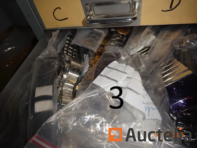 1 set van 4 zwarte kleur ladekasten hoogte 27/40/60, gevuld met reserve stukken voor storm merk horloges, 3 grijze kleur ladekasten, 1 rode pvc ladedoos, 1 metaal kast met drie grijze lades met hangende rugleuningen - afbeelding 2 van  18