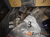 1 set van 4 zwarte kleur ladekasten hoogte 27/40/60, gevuld met reserve stukken voor storm merk horloges, 3 grijze kleur ladekasten, 1 rode pvc ladedoos, 1 metaal kast met drie grijze lades met hangende rugleuningen - afbeelding 2 van  18