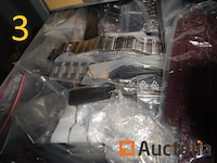1 set van 4 zwarte kleur ladekasten hoogte 27/40/60, gevuld met reserve stukken voor storm merk horloges, 3 grijze kleur ladekasten, 1 rode pvc ladedoos, 1 metaal kast met drie grijze lades met hangende rugleuningen - afbeelding 3 van  18