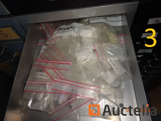 1 set van 4 zwarte kleur ladekasten hoogte 27/40/60, gevuld met reserve stukken voor storm merk horloges, 3 grijze kleur ladekasten, 1 rode pvc ladedoos, 1 metaal kast met drie grijze lades met hangende rugleuningen - afbeelding 4 van  18