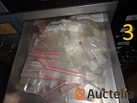 1 set van 4 zwarte kleur ladekasten hoogte 27/40/60, gevuld met reserve stukken voor storm merk horloges, 3 grijze kleur ladekasten, 1 rode pvc ladedoos, 1 metaal kast met drie grijze lades met hangende rugleuningen - afbeelding 4 van  18