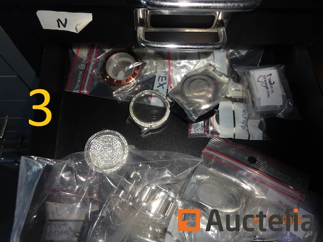 1 set van 4 zwarte kleur ladekasten hoogte 27/40/60, gevuld met reserve stukken voor storm merk horloges, 3 grijze kleur ladekasten, 1 rode pvc ladedoos, 1 metaal kast met drie grijze lades met hangende rugleuningen - afbeelding 5 van  18