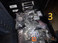 1 set van 4 zwarte kleur ladekasten hoogte 27/40/60, gevuld met reserve stukken voor storm merk horloges, 3 grijze kleur ladekasten, 1 rode pvc ladedoos, 1 metaal kast met drie grijze lades met hangende rugleuningen - afbeelding 6 van  18