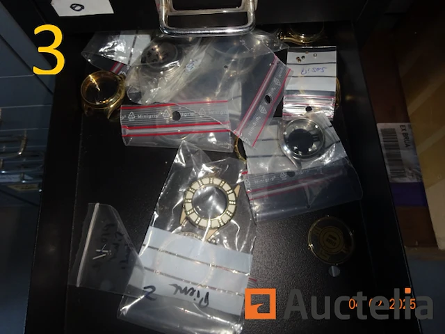 1 set van 4 zwarte kleur ladekasten hoogte 27/40/60, gevuld met reserve stukken voor storm merk horloges, 3 grijze kleur ladekasten, 1 rode pvc ladedoos, 1 metaal kast met drie grijze lades met hangende rugleuningen - afbeelding 7 van  18