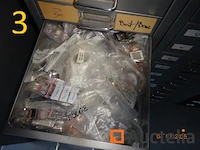 1 set van 4 zwarte kleur ladekasten hoogte 27/40/60, gevuld met reserve stukken voor storm merk horloges, 3 grijze kleur ladekasten, 1 rode pvc ladedoos, 1 metaal kast met drie grijze lades met hangende rugleuningen - afbeelding 10 van  18