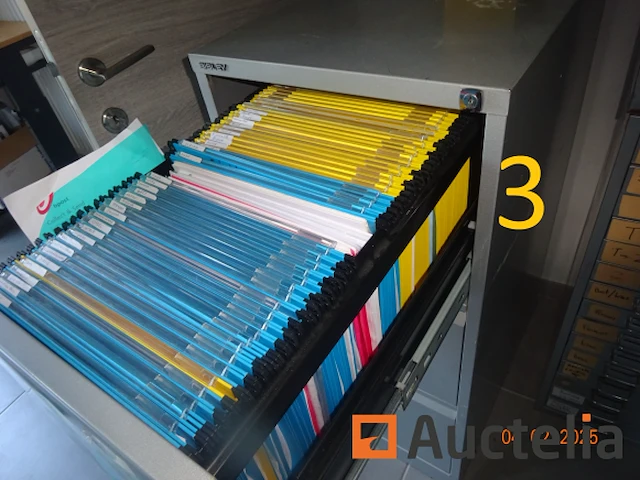 1 set van 4 zwarte kleur ladekasten hoogte 27/40/60, gevuld met reserve stukken voor storm merk horloges, 3 grijze kleur ladekasten, 1 rode pvc ladedoos, 1 metaal kast met drie grijze lades met hangende rugleuningen - afbeelding 1 van  18