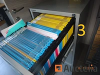 1 set van 4 zwarte kleur ladekasten hoogte 27/40/60, gevuld met reserve stukken voor storm merk horloges, 3 grijze kleur ladekasten, 1 rode pvc ladedoos, 1 metaal kast met drie grijze lades met hangende rugleuningen