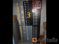 1 set van 4 zwarte kleur ladekasten hoogte 27/40/60, gevuld met reserve stukken voor storm merk horloges, 3 grijze kleur ladekasten, 1 rode pvc ladedoos, 1 metaal kast met drie grijze lades met hangende rugleuningen - afbeelding 11 van  18
