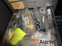 1 set van 4 zwarte kleur ladekasten hoogte 27/40/60, gevuld met reserve stukken voor storm merk horloges, 3 grijze kleur ladekasten, 1 rode pvc ladedoos, 1 metaal kast met drie grijze lades met hangende rugleuningen - afbeelding 13 van  18
