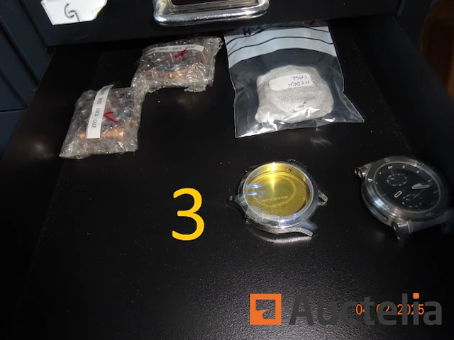1 set van 4 zwarte kleur ladekasten hoogte 27/40/60, gevuld met reserve stukken voor storm merk horloges, 3 grijze kleur ladekasten, 1 rode pvc ladedoos, 1 metaal kast met drie grijze lades met hangende rugleuningen - afbeelding 14 van  18