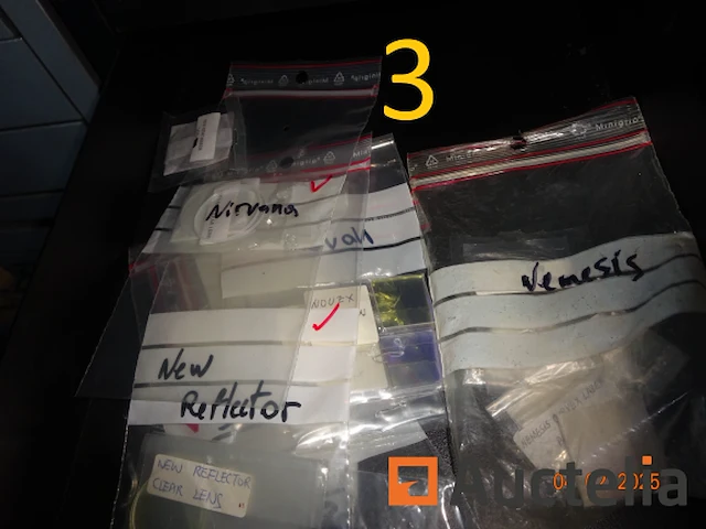 1 set van 4 zwarte kleur ladekasten hoogte 27/40/60, gevuld met reserve stukken voor storm merk horloges, 3 grijze kleur ladekasten, 1 rode pvc ladedoos, 1 metaal kast met drie grijze lades met hangende rugleuningen - afbeelding 15 van  18