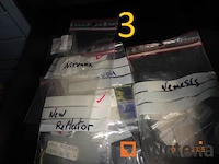 1 set van 4 zwarte kleur ladekasten hoogte 27/40/60, gevuld met reserve stukken voor storm merk horloges, 3 grijze kleur ladekasten, 1 rode pvc ladedoos, 1 metaal kast met drie grijze lades met hangende rugleuningen - afbeelding 15 van  18