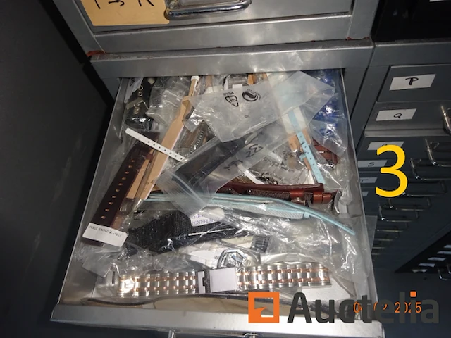 1 set van 4 zwarte kleur ladekasten hoogte 27/40/60, gevuld met reserve stukken voor storm merk horloges, 3 grijze kleur ladekasten, 1 rode pvc ladedoos, 1 metaal kast met drie grijze lades met hangende rugleuningen - afbeelding 16 van  18
