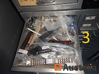 1 set van 4 zwarte kleur ladekasten hoogte 27/40/60, gevuld met reserve stukken voor storm merk horloges, 3 grijze kleur ladekasten, 1 rode pvc ladedoos, 1 metaal kast met drie grijze lades met hangende rugleuningen - afbeelding 16 van  18