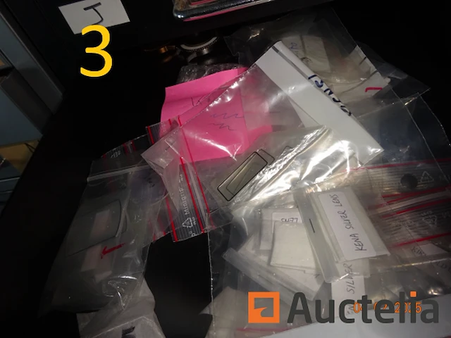 1 set van 4 zwarte kleur ladekasten hoogte 27/40/60, gevuld met reserve stukken voor storm merk horloges, 3 grijze kleur ladekasten, 1 rode pvc ladedoos, 1 metaal kast met drie grijze lades met hangende rugleuningen - afbeelding 17 van  18