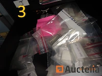 1 set van 4 zwarte kleur ladekasten hoogte 27/40/60, gevuld met reserve stukken voor storm merk horloges, 3 grijze kleur ladekasten, 1 rode pvc ladedoos, 1 metaal kast met drie grijze lades met hangende rugleuningen - afbeelding 17 van  18