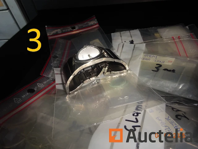 1 set van 4 zwarte kleur ladekasten hoogte 27/40/60, gevuld met reserve stukken voor storm merk horloges, 3 grijze kleur ladekasten, 1 rode pvc ladedoos, 1 metaal kast met drie grijze lades met hangende rugleuningen - afbeelding 18 van  18