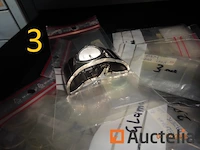 1 set van 4 zwarte kleur ladekasten hoogte 27/40/60, gevuld met reserve stukken voor storm merk horloges, 3 grijze kleur ladekasten, 1 rode pvc ladedoos, 1 metaal kast met drie grijze lades met hangende rugleuningen - afbeelding 18 van  18