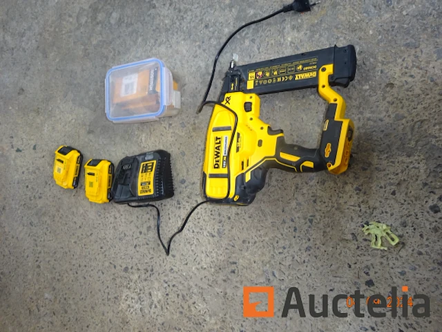 1 spijkermachine op accu nieuw, nooit geserveerd, van merk dewalt in de originele doos, met oplader en batterij - afbeelding 1 van  3