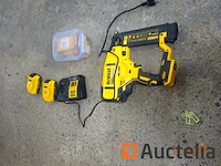 1 spijkermachine op accu nieuw, nooit geserveerd, van merk dewalt in de originele doos, met oplader en batterij - afbeelding 1 van  3