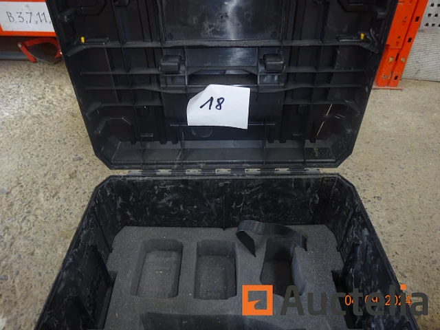 1 spijkermachine op accu nieuw, nooit geserveerd, van merk dewalt in de originele doos, met oplader en batterij - afbeelding 2 van  3