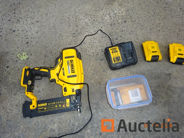 1 spijkermachine op accu nieuw, nooit geserveerd, van merk dewalt in de originele doos, met oplader en batterij - afbeelding 3 van  3