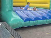 1 springkasteel + blower - afbeelding 1 van  3