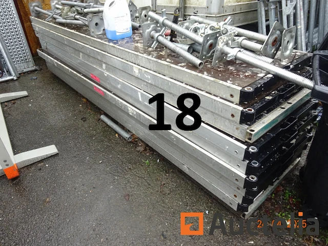 1 steiger waarvan 12 kisten en 1 voorraad poten, 9 verdiepingen, afm. 3m/65cm/7cm, alles in aanhangwagen nr. 17 behalve de twee oprijplaten - afbeelding 10 van  12