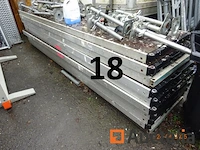 1 steiger waarvan 12 kisten en 1 voorraad poten, 9 verdiepingen, afm. 3m/65cm/7cm, alles in aanhangwagen nr. 17 behalve de twee oprijplaten - afbeelding 10 van  12