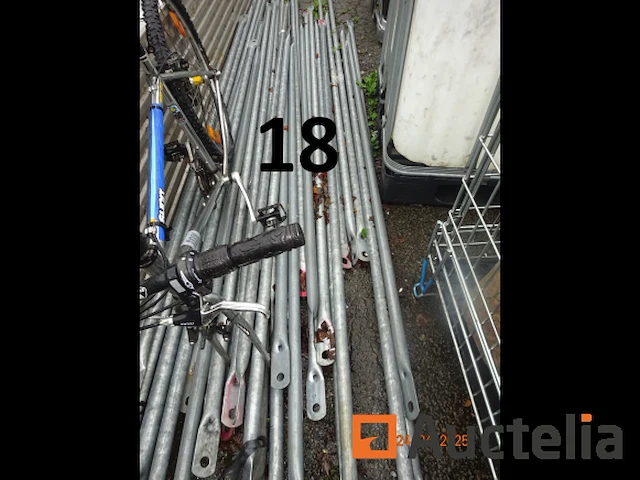 1 steiger waarvan 12 kisten en 1 voorraad poten, 9 verdiepingen, afm. 3m/65cm/7cm, alles in aanhangwagen nr. 17 behalve de twee oprijplaten - afbeelding 11 van  12