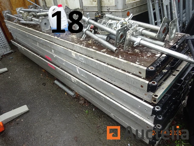 1 steiger waarvan 12 kisten en 1 voorraad poten, 9 verdiepingen, afm. 3m/65cm/7cm, alles in aanhangwagen nr. 17 behalve de twee oprijplaten - afbeelding 12 van  12