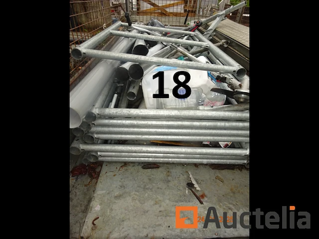 1 steiger waarvan 12 kisten en 1 voorraad poten, 9 verdiepingen, afm. 3m/65cm/7cm, alles in aanhangwagen nr. 17 behalve de twee oprijplaten - afbeelding 1 van  12